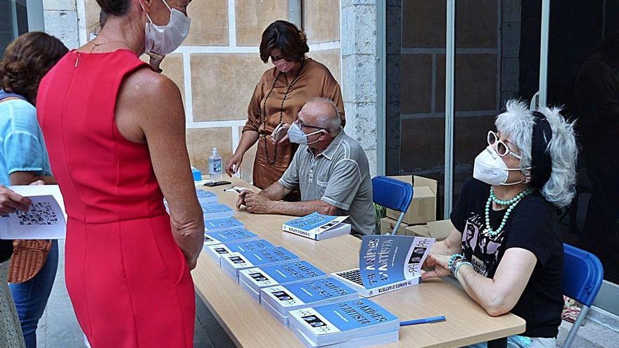 Els autors van firmar exemplars al final de la presentació.