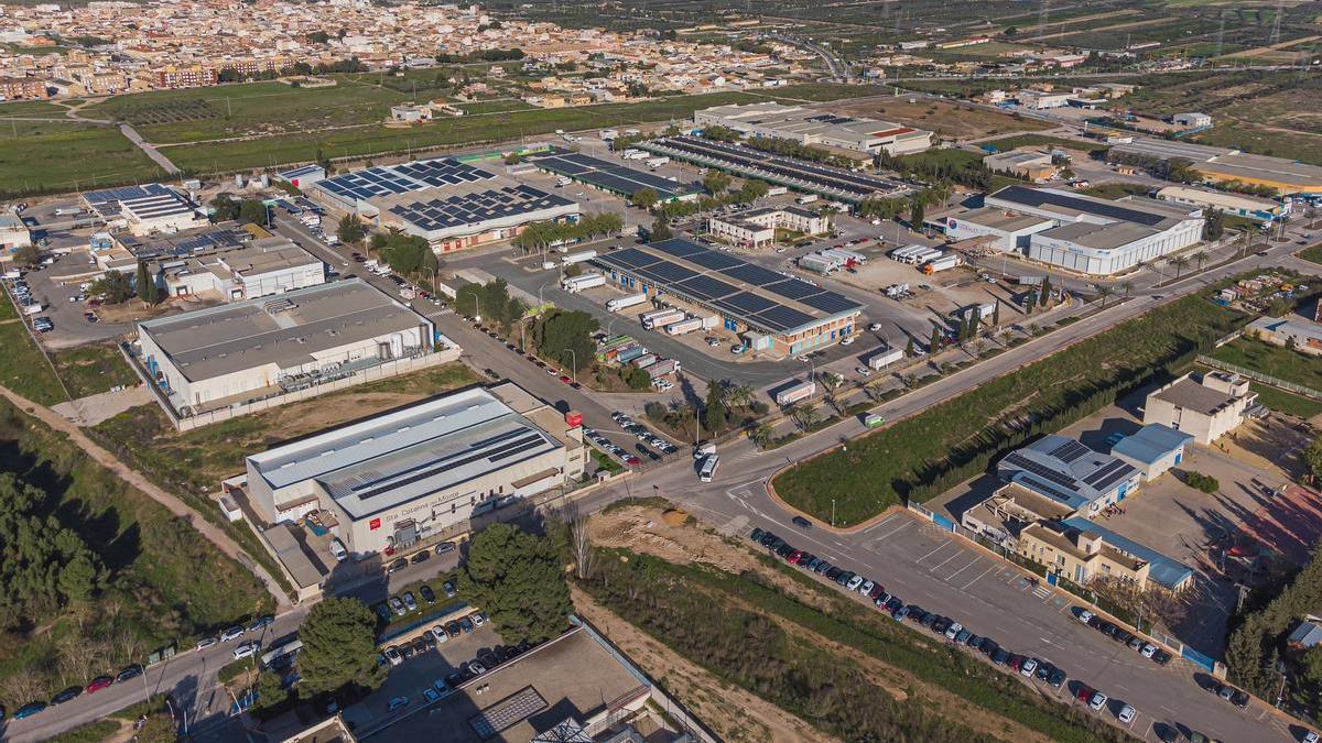 Vista aérea de las instalaciones de Mercamurcia blindadas con placas solares.