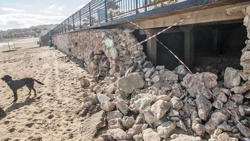 El deterioro de la madera amenaza con hundir 250 metros del paseo de La Mata