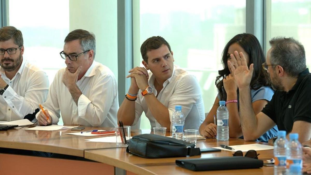 Rivera, con sus principales colaboradores, durante la reunión de la ejecutiva, el martes 26 de julio en Madrid.