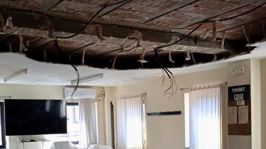 El fals sostre esfondrat al centre cívic d'Òdena