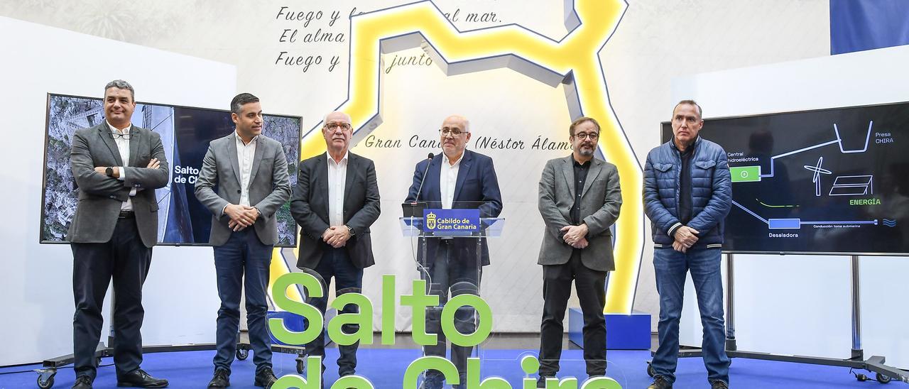 Por la izquierda, el director gerente del Consejo Insular de Aguas, Carmelo Santana; el director técnico de la obra de Salto de Chira, Yonay Concepción; el consejero de Consejero de Sector Primario, Soberanía Alimentaria y Seguridad Hídrica, Miguel Hidalgo; el presidente del Cabildo, Antonio Morales; el consejero de Medio Ambiente, Raúl García Brink; y el gerente de Consejo Insular de la Energía, Alexis Lozano.