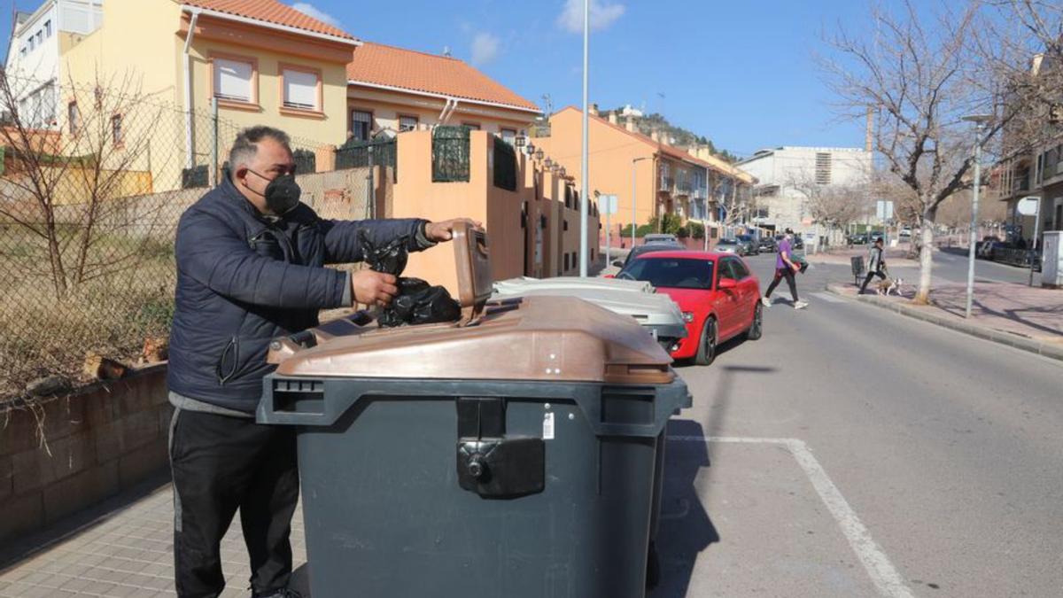 Un vecino de l’Alcora usa uno de los nuevos contenedores marrones. | NOMDEDEU