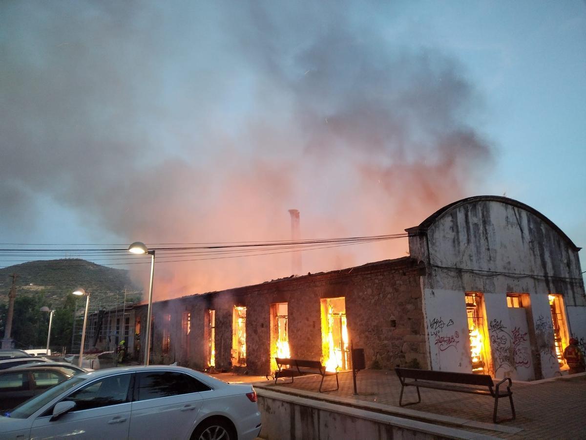 Fotogalería | Las imágenes del incendio en un edifico en ruinas en Plasencia Fotogalería | Las imágenes del incendio en un edifico en ruinas en Plasencia