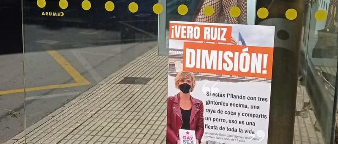 Carteles contra la edila de Compromís en una parada de bus en la capital de la Plana