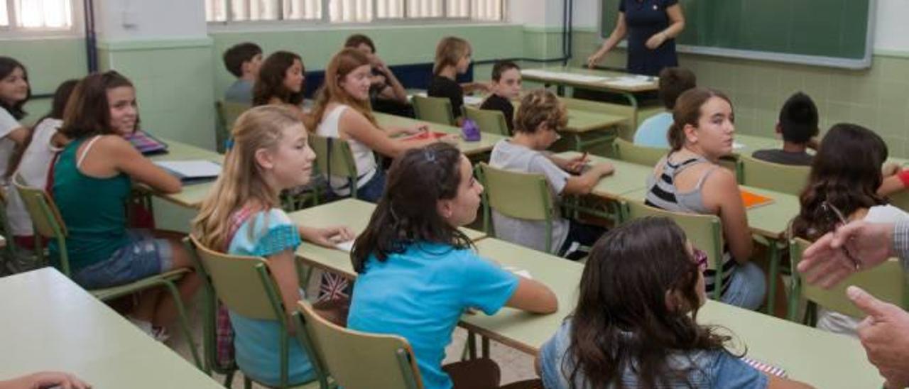 La presión de alumnado en las aulas disminuye el curso próximo al rebajarse la ratio de 36 a 33 alumnos.