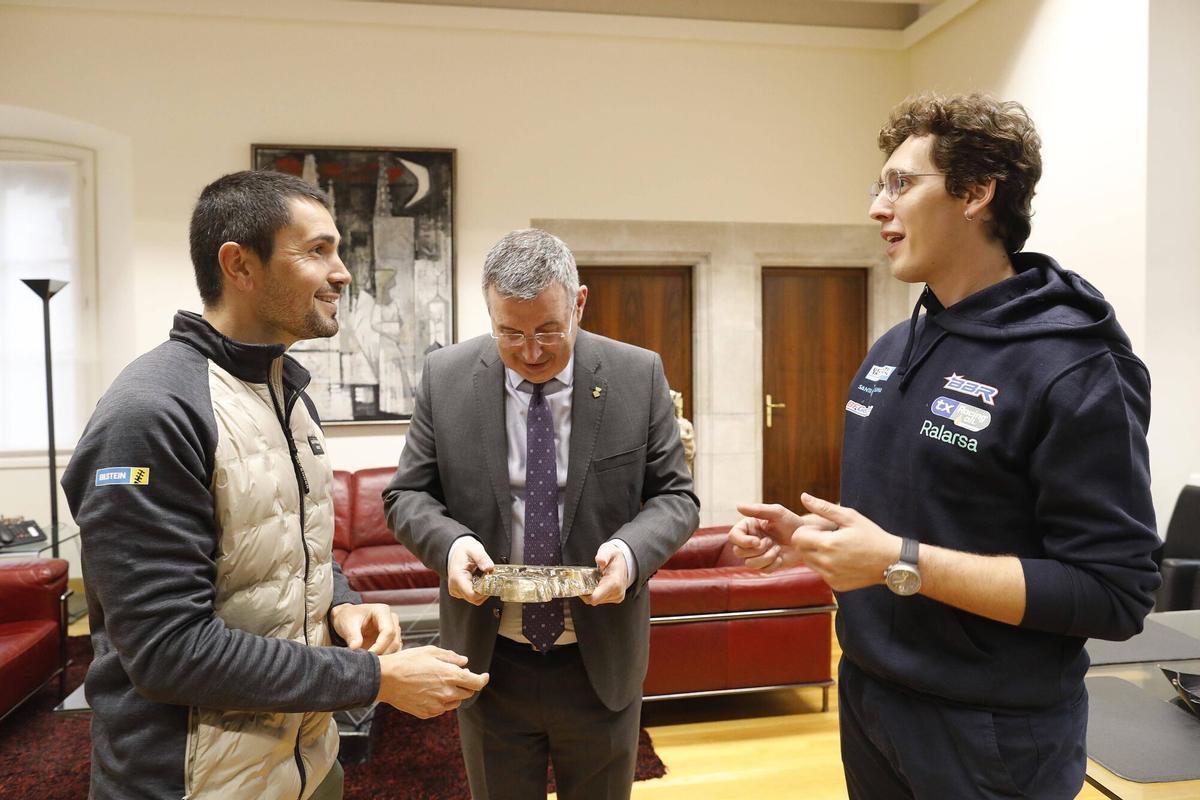 Girona. Diputacio. Miquel Noguer (president Diputacio) fa la rebuda institucional a Pau Navarro i Jan Rosa, guanyadors del Dakar en challenger; i Oriol Vidal, guanyador en stock