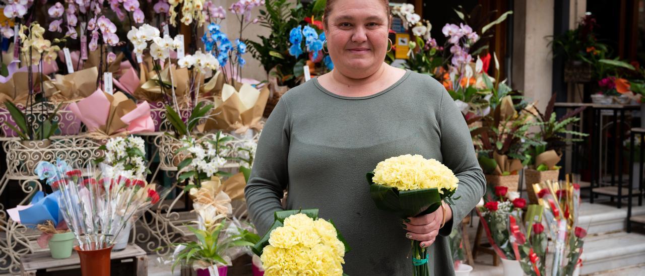 Clara (florista): "Cualquier día es bueno para llevar un ramo a la Mare de Déu del Lledó"