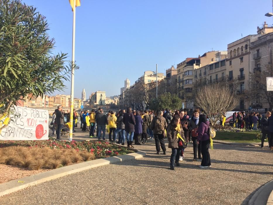 L'ANC reparteix cintes grogues a Plaça Catalunya