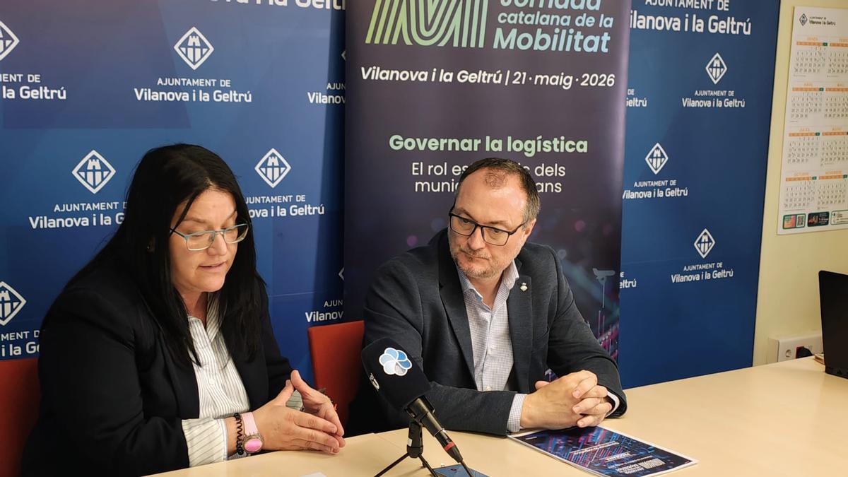 La presidenta de AMTU, Mar Molina, y el alcalde de Vilanova i la Geltrú, Juan Luis Ruiz, en la presentación de la Jornada catalana de la Mobilitat.