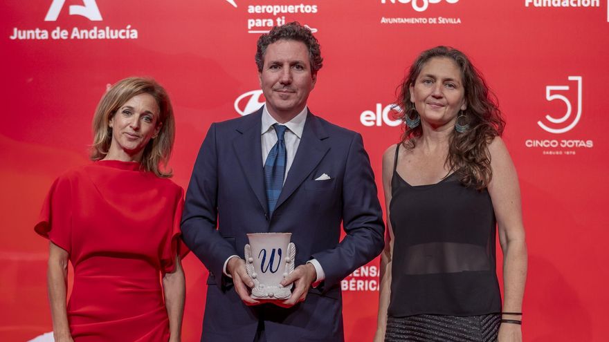 Cayetano García recibe el galardón de Diseño y Tradición en el nombre de su mujer Rocío Peralta en los Premios Woman Andalucía