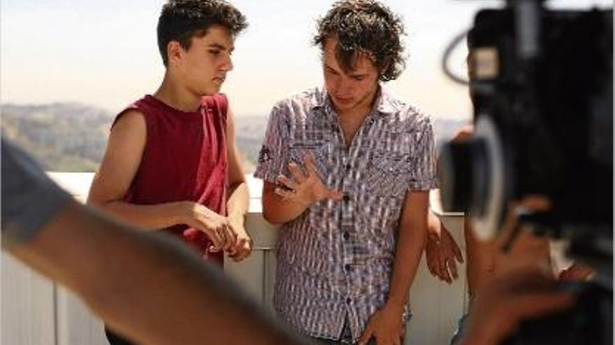 L&#039;actor Nil Cardoner i Damià Serra durant el rodatge del curtmetratge &quot;En la azotea&quot;.