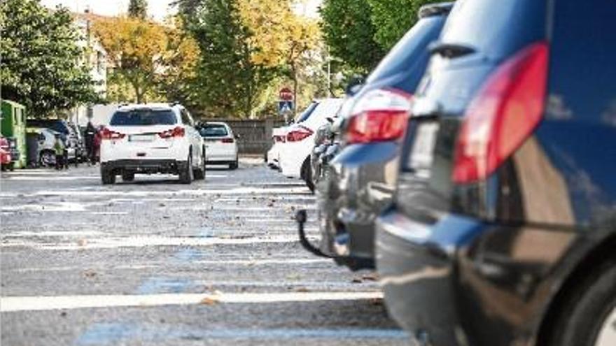 Imatge d&#039;uns aparcaments de zona blava a Santa Coloma de Farners, que seran de franc la primera mitja hora.