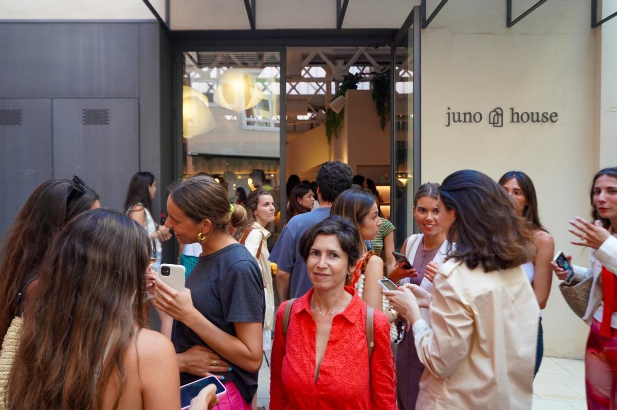 Ambiente en la inauguración del 'showroom' de Juno House, ayer en Barcelona.