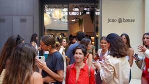 Ambiente en la inauguración del showroom de Juno House, ayer en Barcelona.