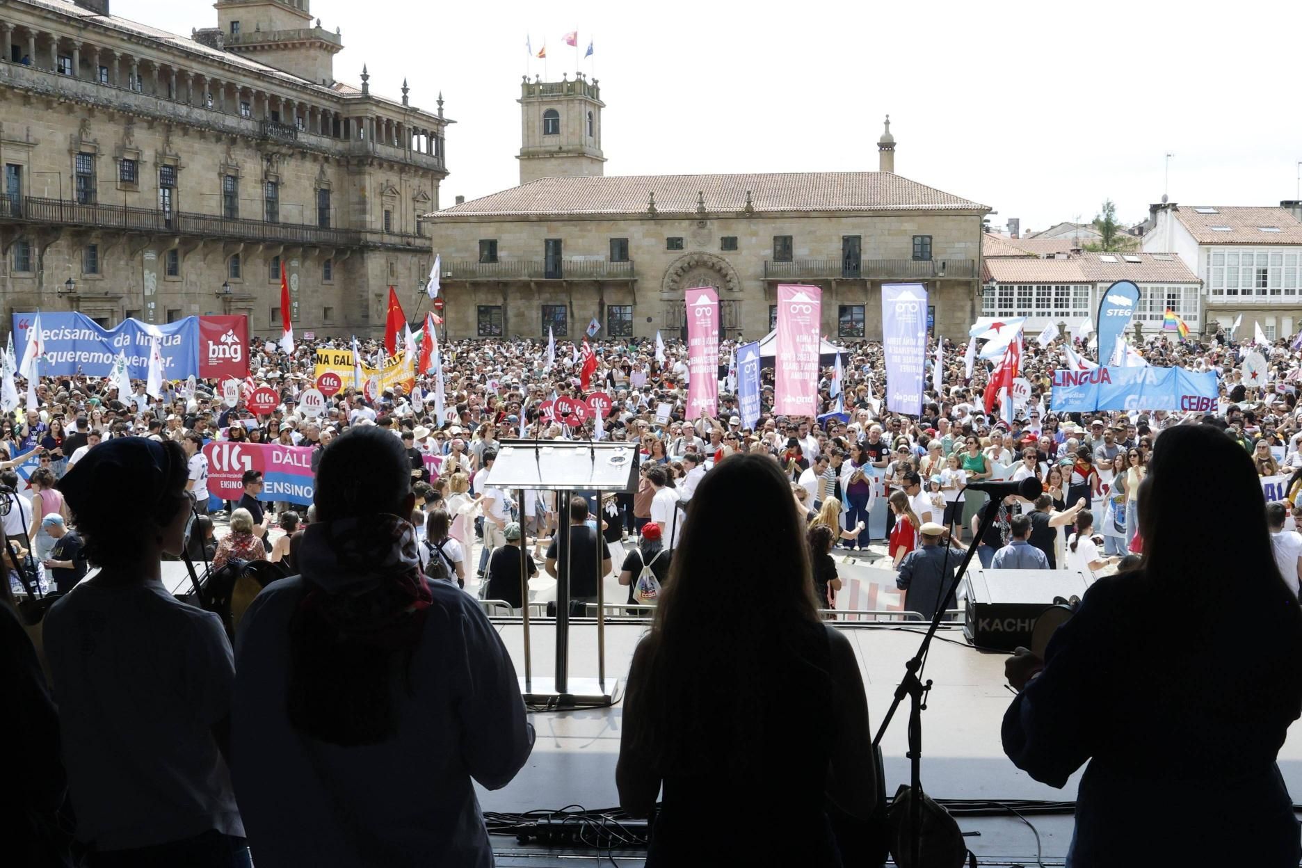 Miles de persoas toman as rúas de Santiago en defensa do galego