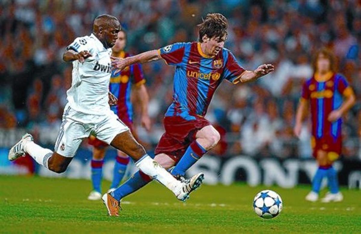 Messi bat Casillas després de culminar una espectacular jugada al Bernabéu. Messi bat Casillas després de culminar una espectacular jugada al Bernabéu.
