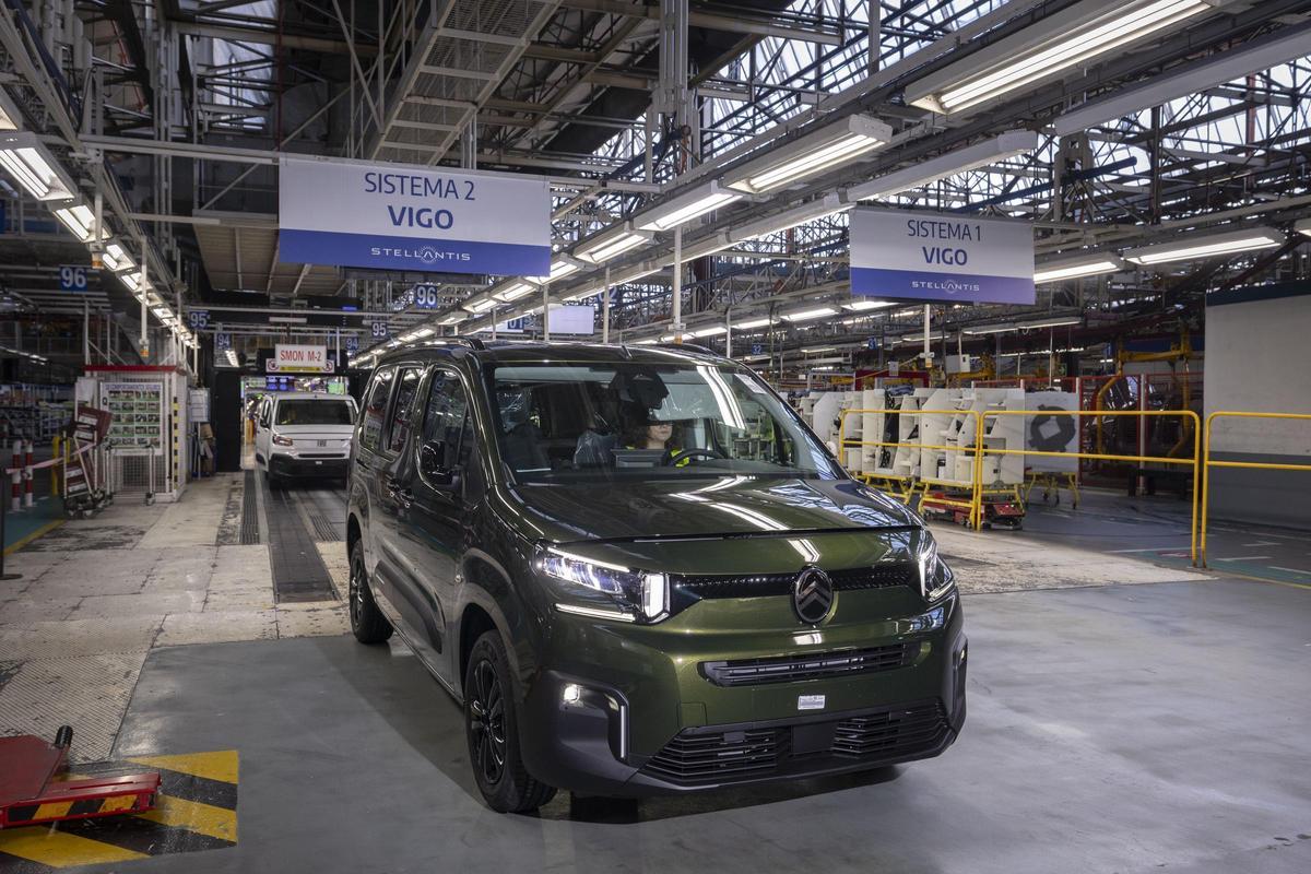 Una furgoneta Citroën saliendo del Sistema 2 de Stellantis Vigo