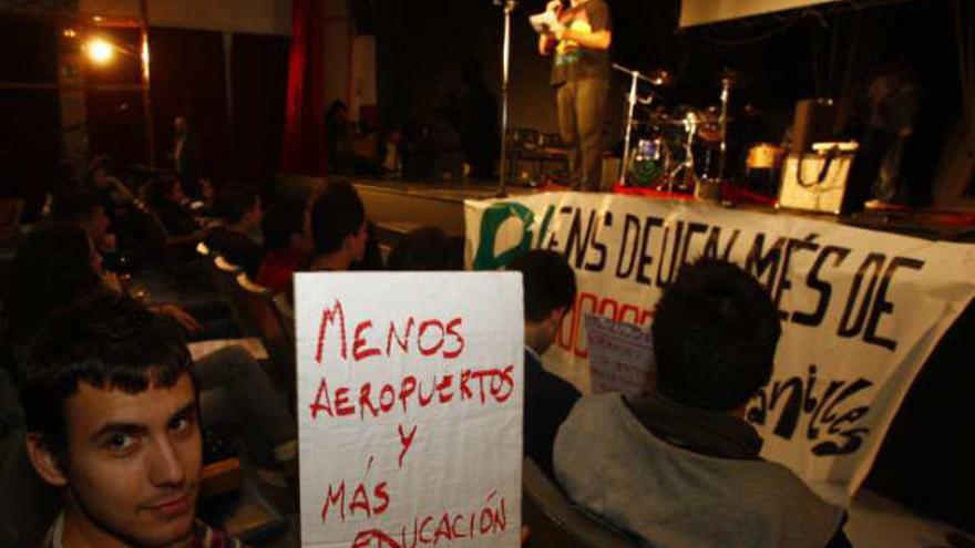 Profesores y alumnos del Instituto José Antonio Cavanilles de Alicante protagonizaron anoche un encierro cultural y lúdico como protesta contra los recortes.