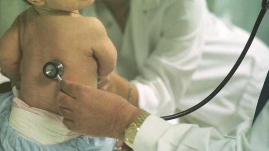 Un pediatra de un centro de salud ausculta a un niño en una imagen de archivo.