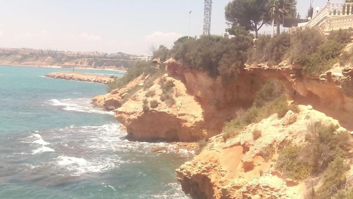 La Policía Local de Orihuela rescata a un joven herido e inconsciente en el mar