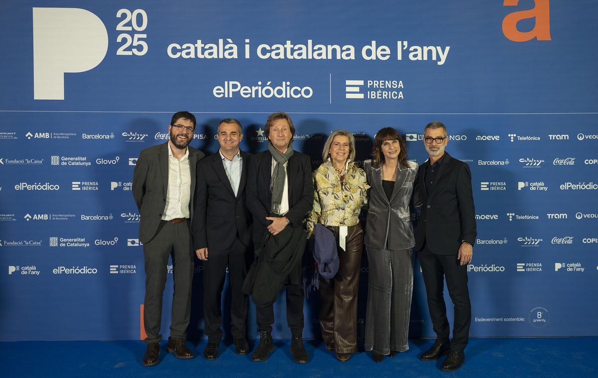 Barcelona. 24.11.2025. Sociedad. Gala del Català de l’any 2025.  De izda. a dcha., David Pérez, director general de Natursystem, Xavier Solé, director de contratación de Copisa, Ambròs Martínez, director de desarrollo y negocio del grupo empresarial Copisa, Elena Turelló, adjunta a la dirección de desarrollo de negocio de Copisa, Anna Doménech, directora de marketing de El Periódico y Pablo Bargas, director de contratación de Copisa. Fotografía de Jordi Cotrina
