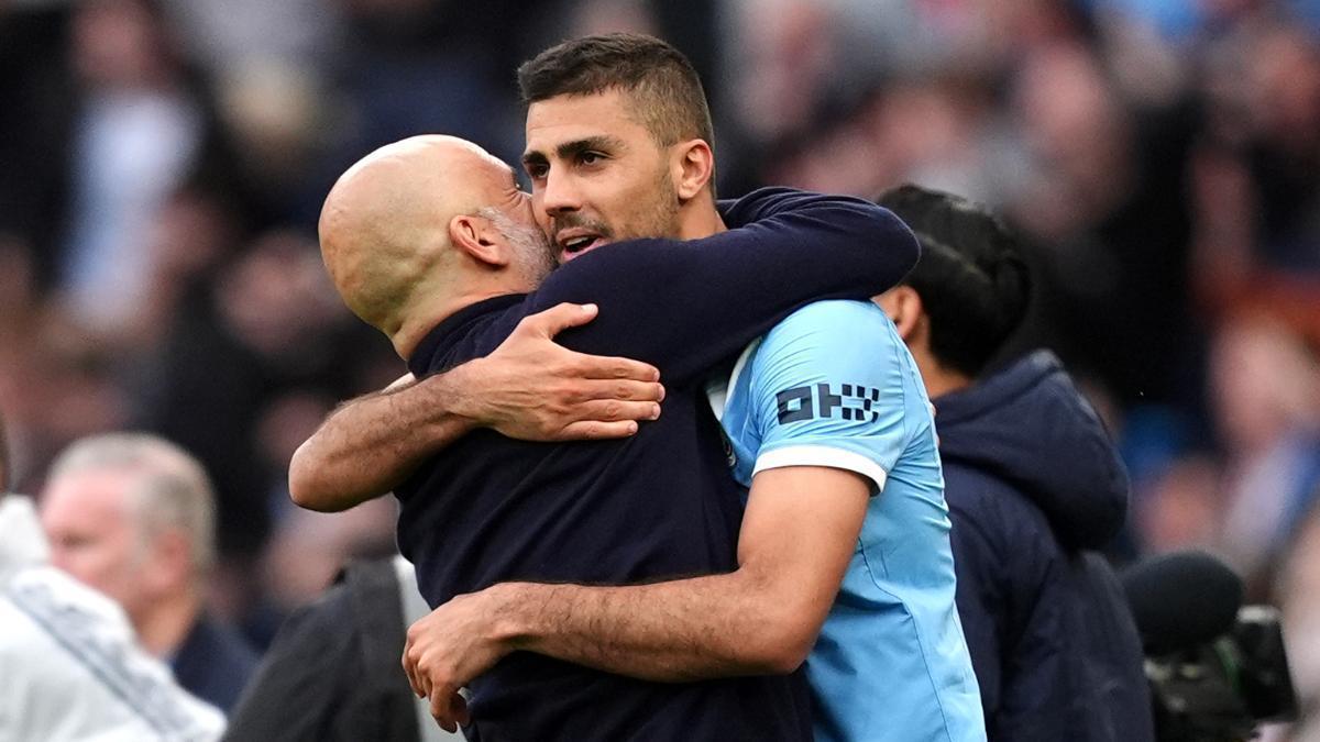 Guardiola abraza a Rodri tras el triunfo sobre el Arsenal