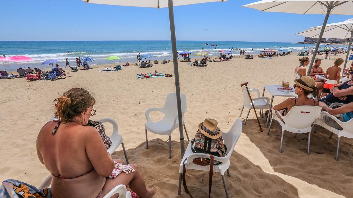 Tutistas tomando un refresco en unas de las mesas de un chiringuito en la playa de La Mata, en imagen de archivo