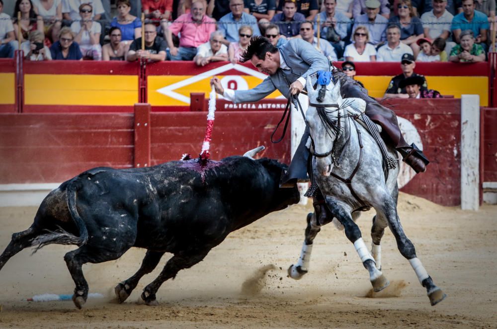 Con casi lleno en la plaza, en tarde fresca y apacible finalizó la Feria de Hogueras con la corrida de rejones