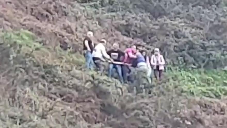 La maleza evita el despeñamiento de un hombre que cayó por la ladera del monte de Ranón, en Soto del Barco