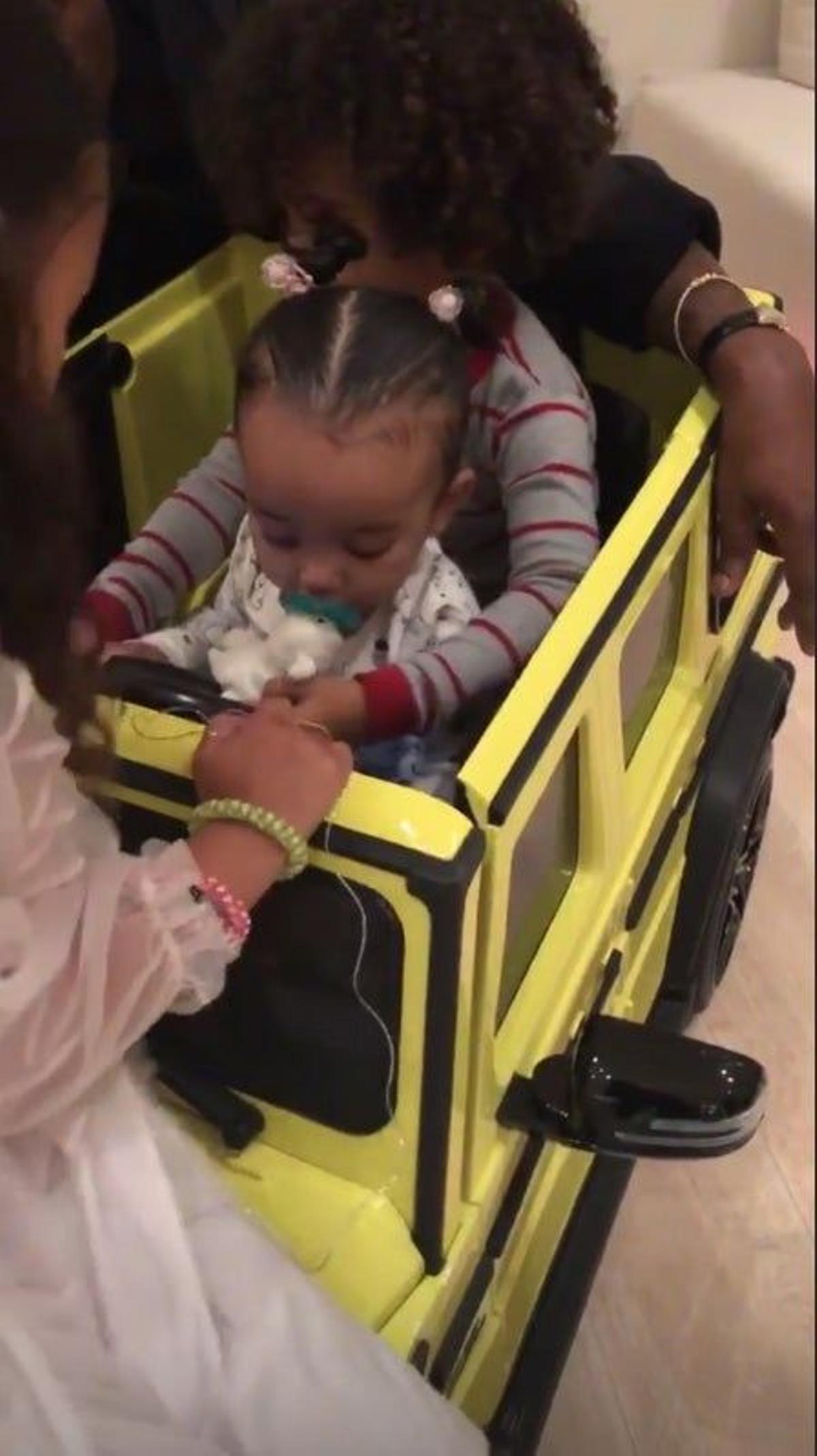 Chicago y Saint West, felices en el mini G-Wagon