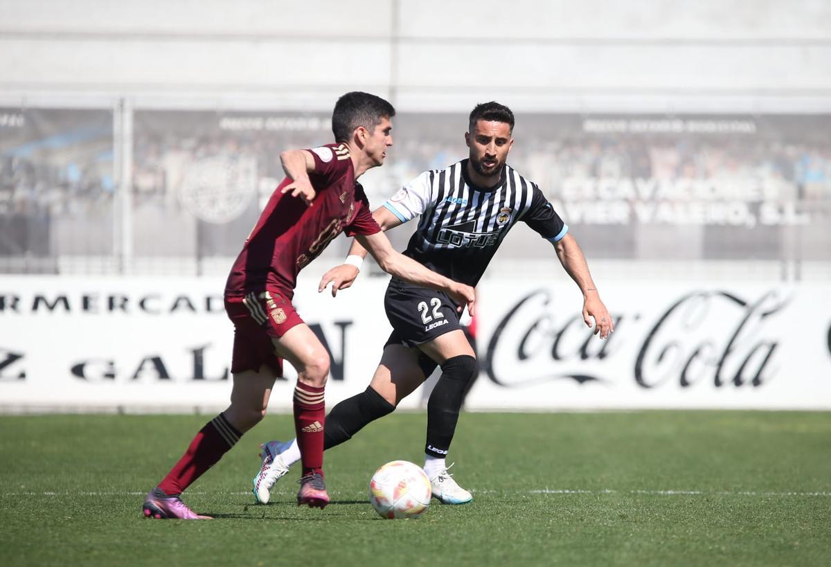 Una acción del Linense-Badajoz de este domingo en La Línea de la Concepción.