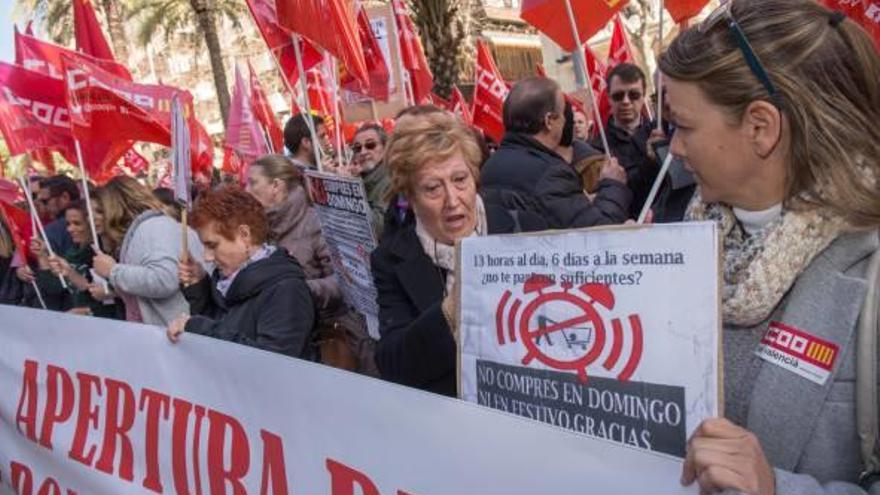 A la protesta de ayer contra el pacto autonómico de horarios comerciales asistieron sindicatos, políticos y empleados del sector.