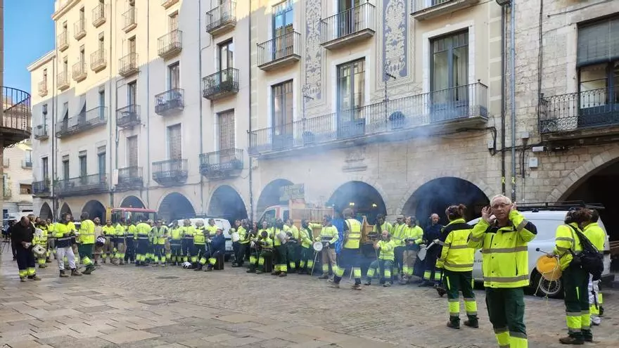 Protesta de la brigada municipal davant l'Ajuntament de Girona