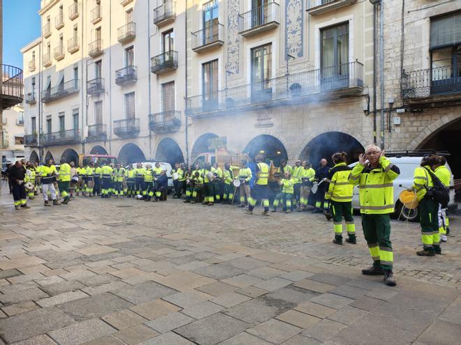 Les imatges de la protesta de la brigada municipal de Girona davant l'Ajuntament