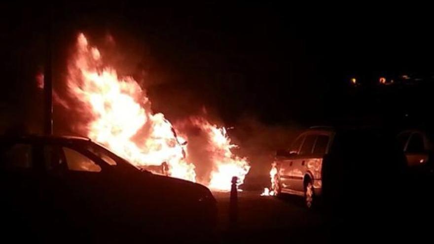 Cuatro coches dañados en un incendio