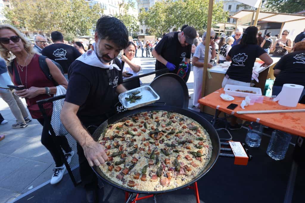La plaza del Ayuntamiento de València se convierte en un gran restaurante al aire libre con el Tastarròs