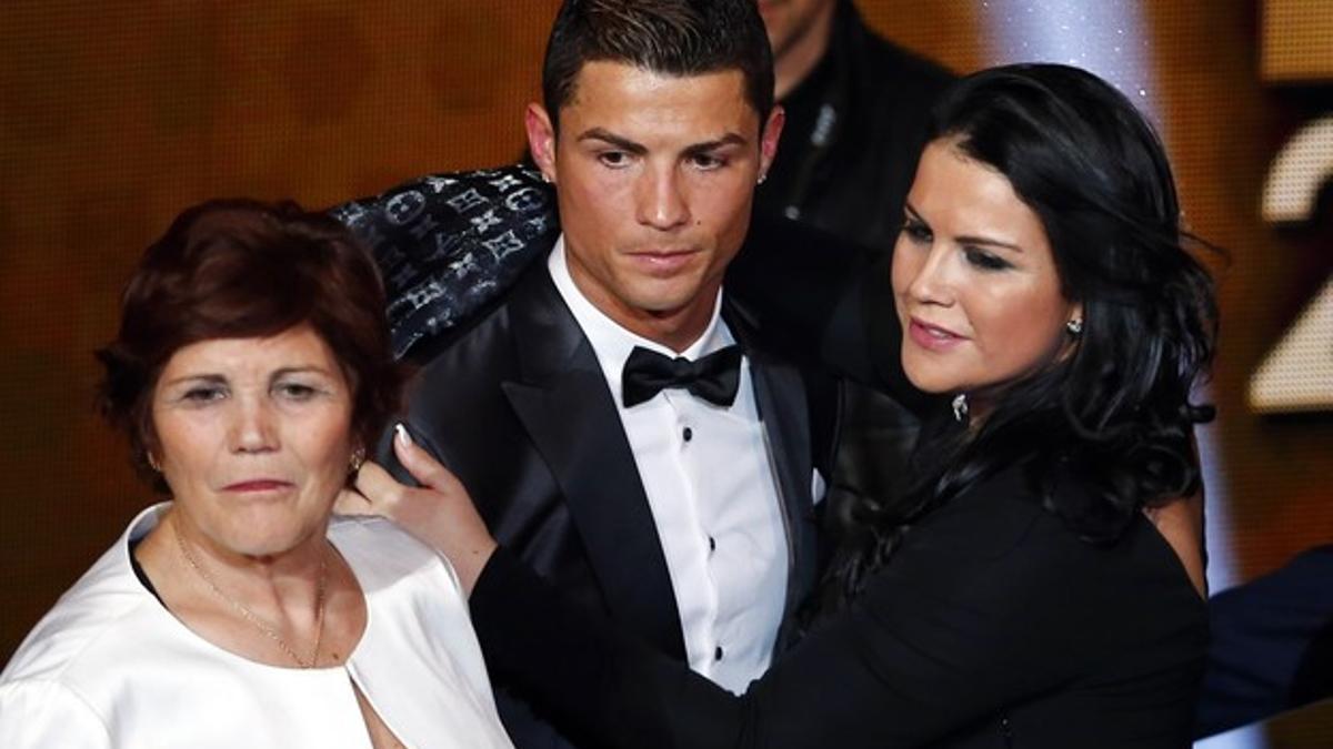 Cristiano Ronaldo, con su madre, Dolores Aveiro, y su hermana, Katia, en enero del 2013 en Zúrich.