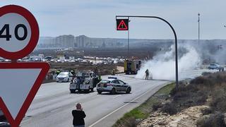 Arde un coche en Alicante mientras circulaba por la avenida de Elche