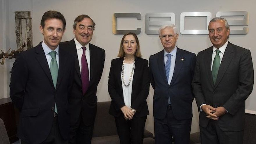 Los responsables de Sando, con Rosell y la ministra Pastor.