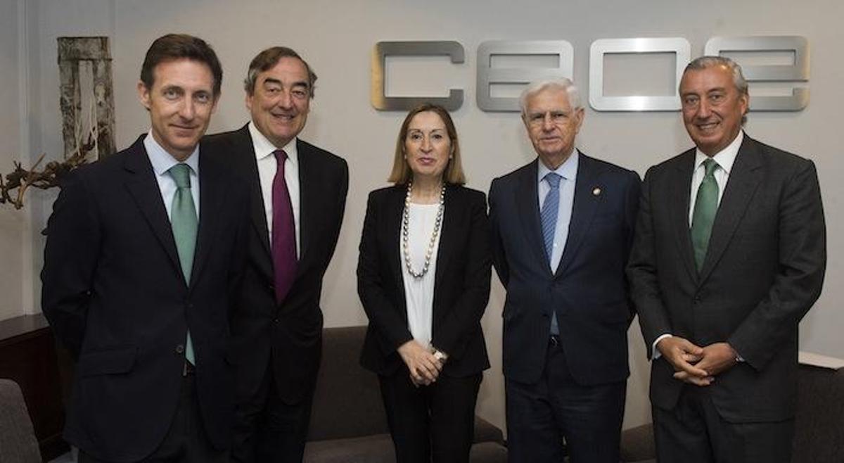 Los responsables de Sando, con Rosell y la ministra Pastor.