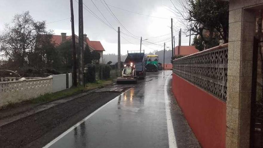 Maquinaria trabajando en la mejora del firme de la EP-1010 de acceso a la playa de Liméns, en Cangas. // Fdv