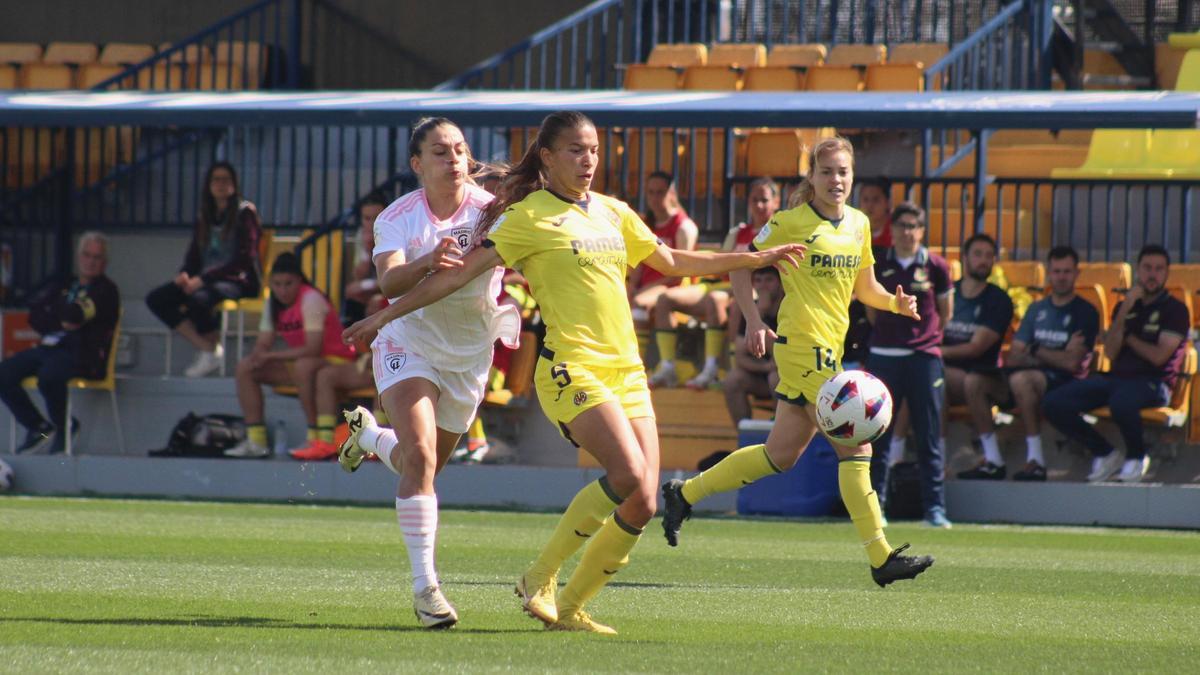 Las jugadoras del Villarreal esperan celebrar un triunfo en el decisivo partido contra el Granada.