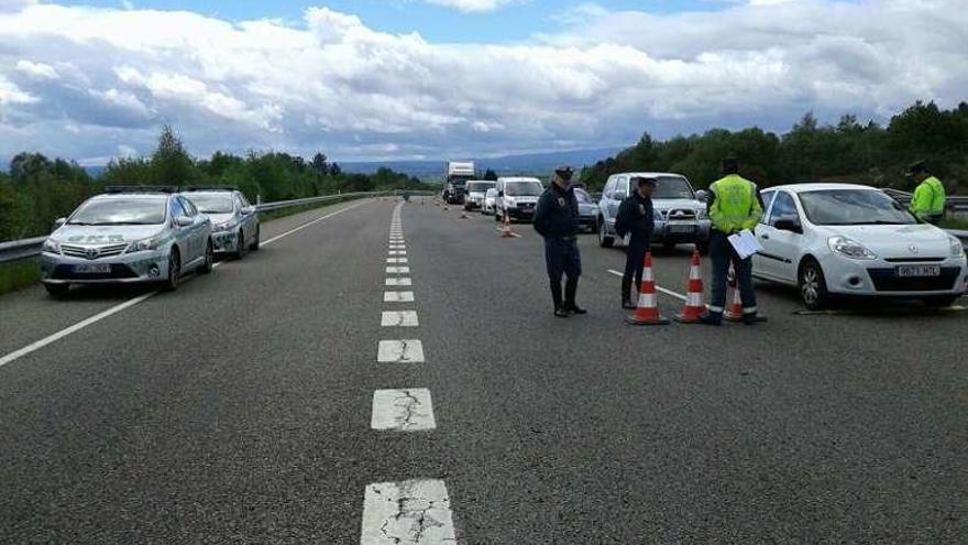 Control conjunto de la Guardia Civil y la GNR, ayer en Allariz. // FdV