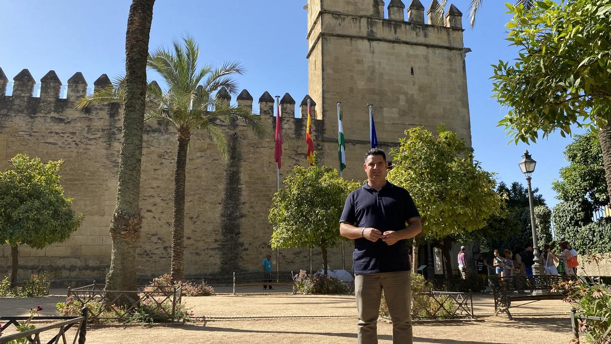 Pedro García, en la fachada del Alcázar.