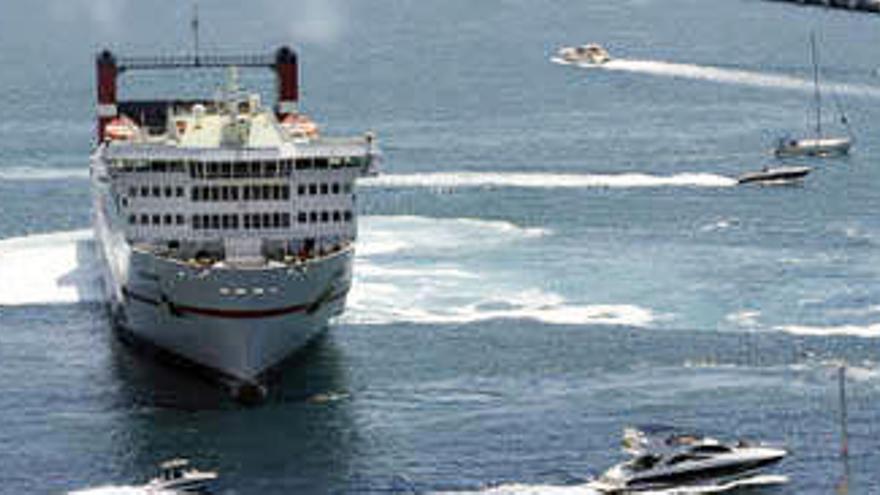 Un buque de Acciona en el puerto de Ibiza.