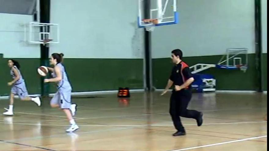 El yihadista detenido arbitrando en un partido de baloncesto.