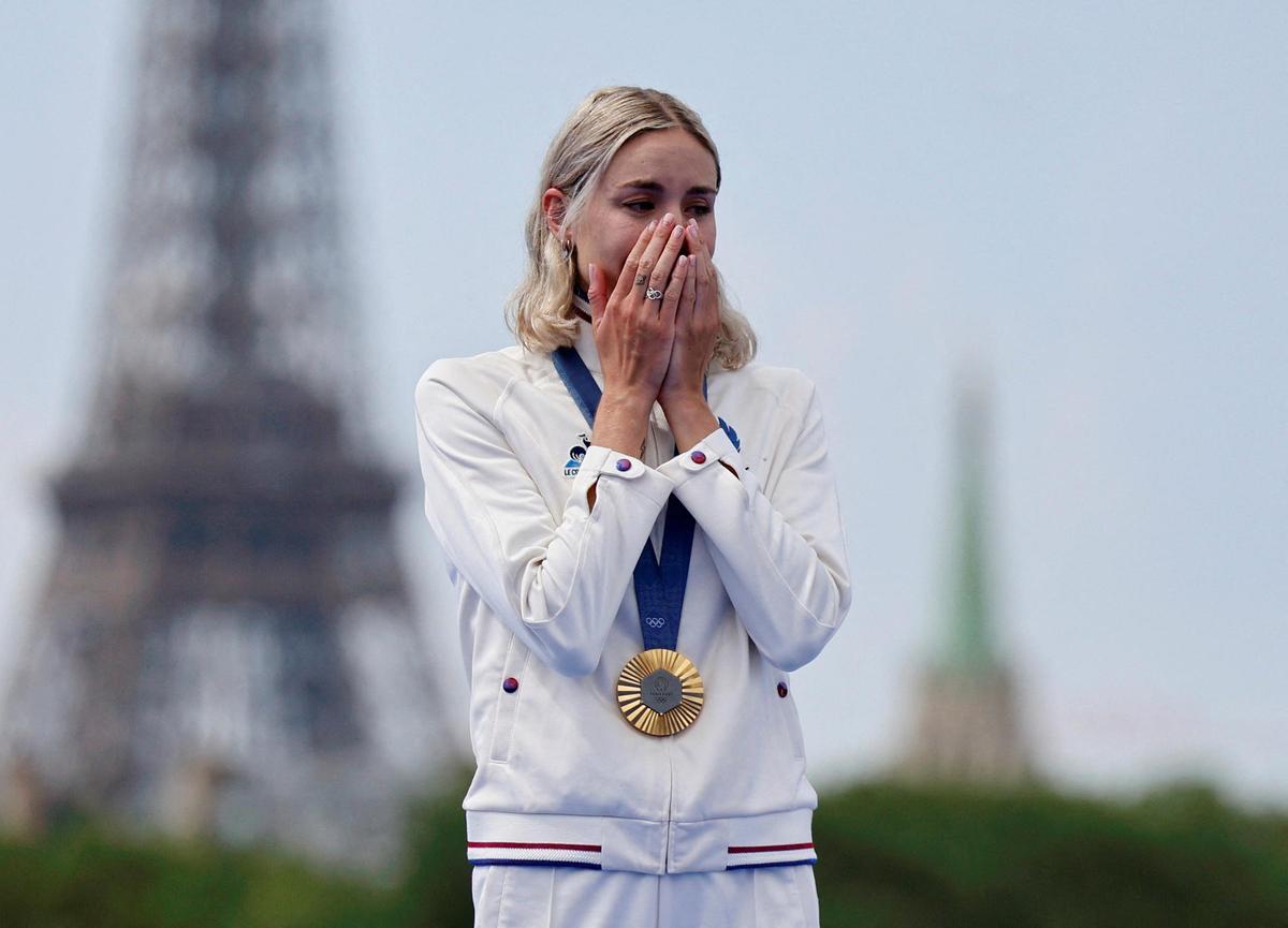 La francesa Cassandre Beaugrand emocionada tras recoger la medalla de oro de la prueba de triatlón de los Juegos de Paris 2024