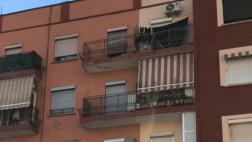 Retirada la bandera franquista que colgaba de un balcón