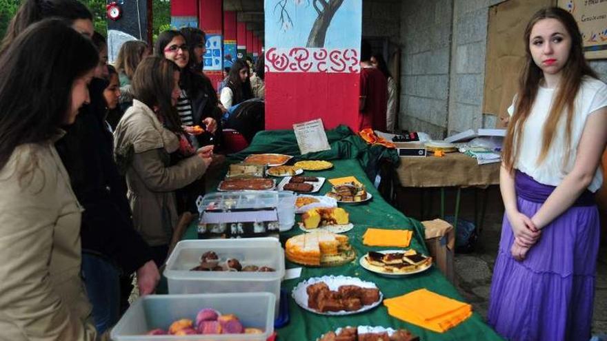 Degustación de productos durante la celebración en el instituto.